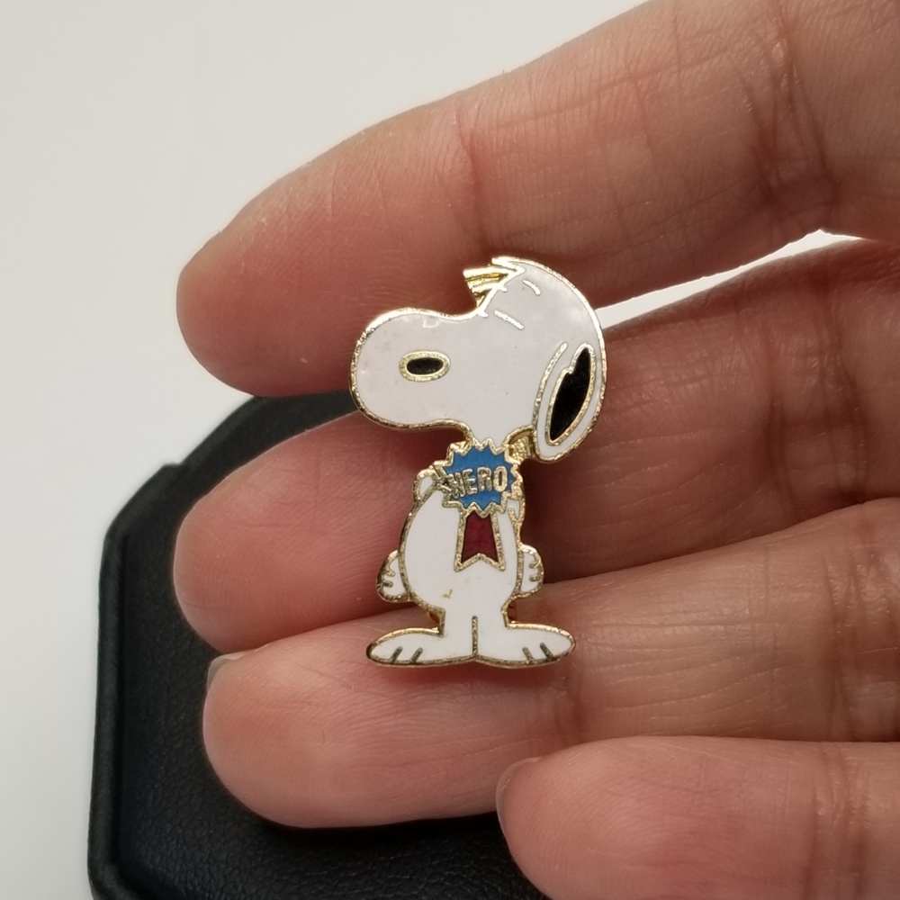 Vintage Aviva Snoopy "Hero" Pin Brooch Enamel Badge Ribbon Cloisonné.